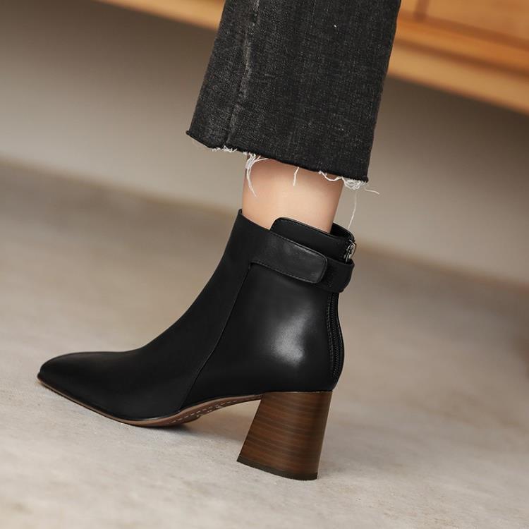 Stiefeletten aus Leder mit quadratischer Zehenpartie
