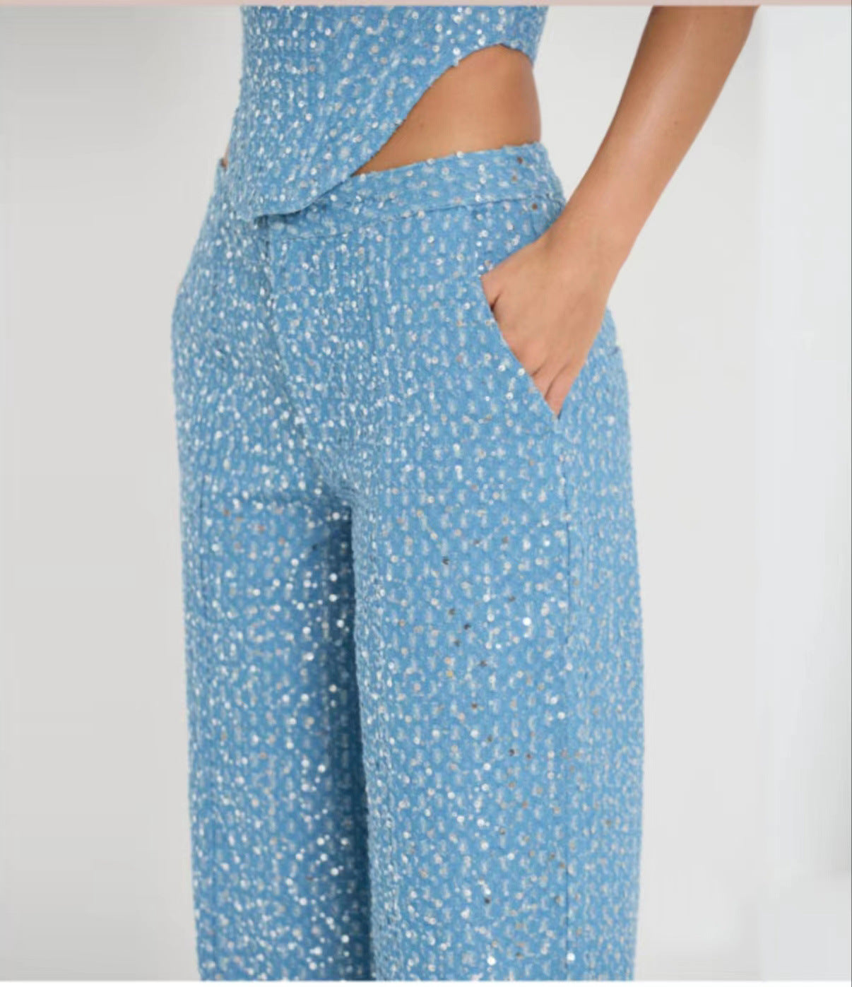 Traje de traje con pantalones anchos y top de tubo con lentejuelas de mezclilla