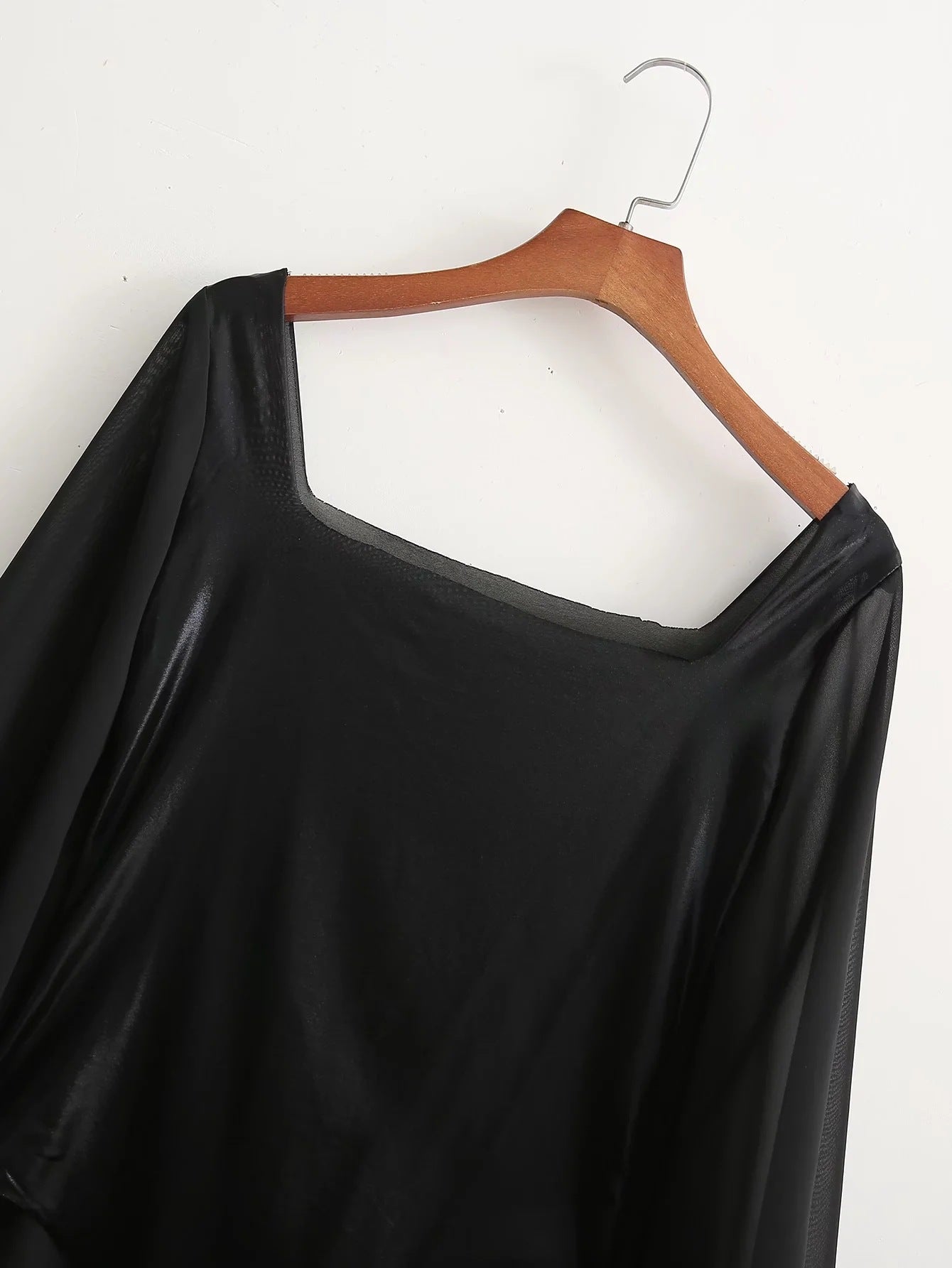 Camisa tipo body de cuero PU con brazo de malla y mangas acampanadas para mujer