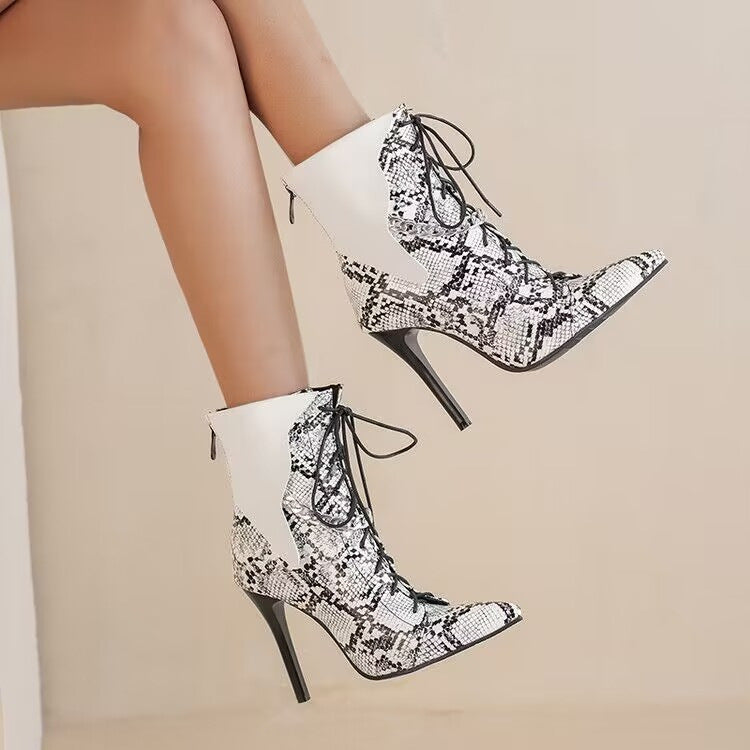 Schwarze Stiefeletten mit Stiletto-Kette und Schlangenmuster