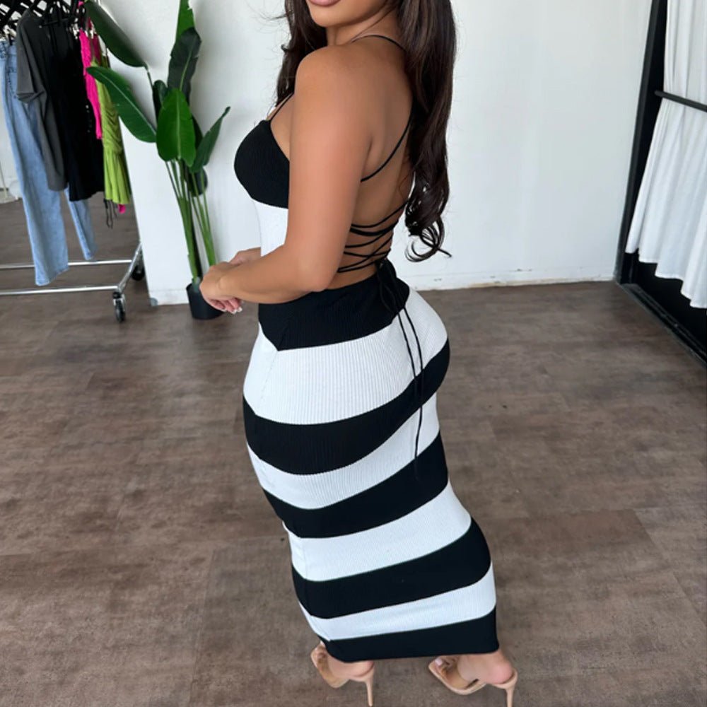 Sommermode Gestricktes Urlaubskleid mit schwarzen und weißen Streifen