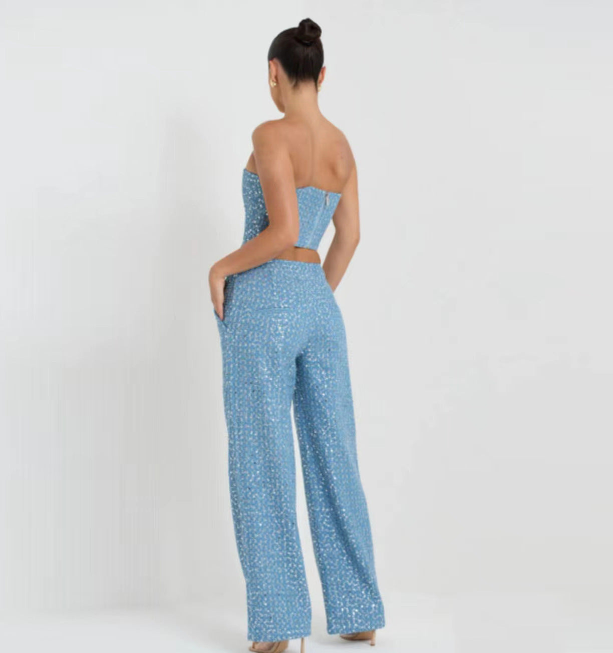 Traje de traje con pantalones anchos y top de tubo con lentejuelas de mezclilla