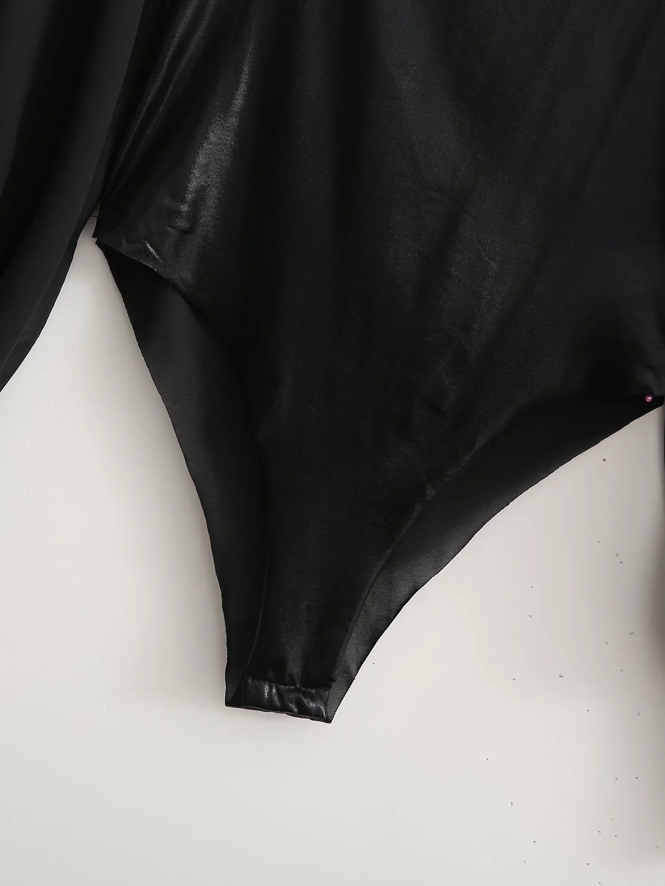 Camisa tipo body de cuero PU con brazo de malla y mangas acampanadas para mujer