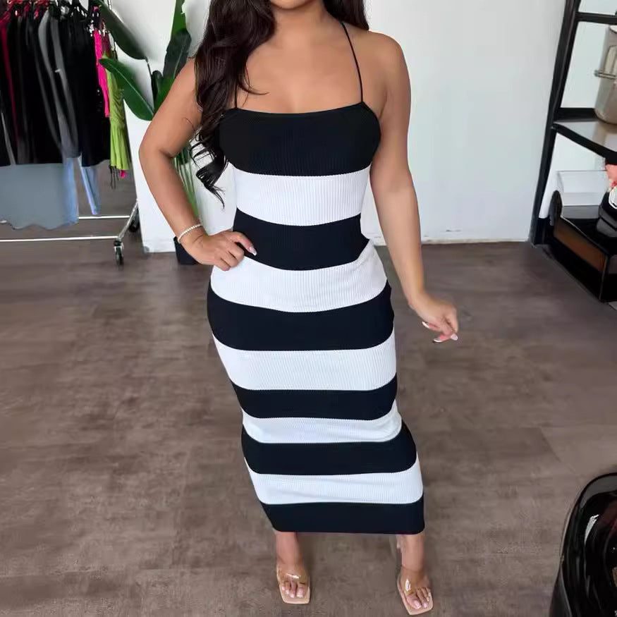 Sommermode Gestricktes Urlaubskleid mit schwarzen und weißen Streifen