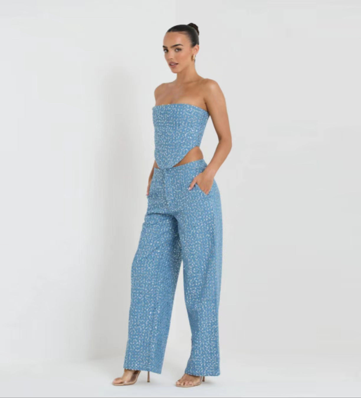 Traje de traje con pantalones anchos y top de tubo con lentejuelas de mezclilla