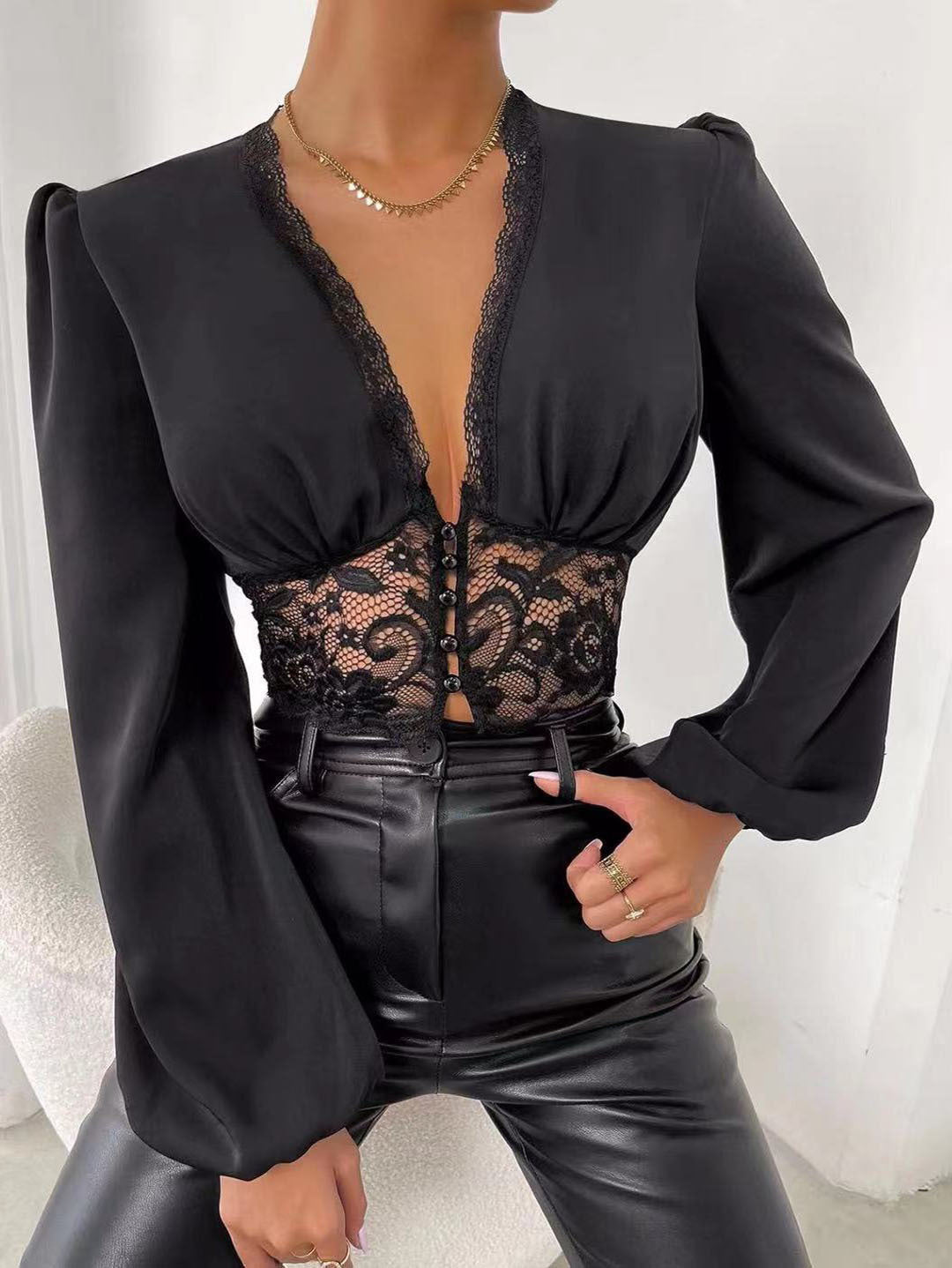 Top de moda con cuello en V y manga larga con encaje y abdominales