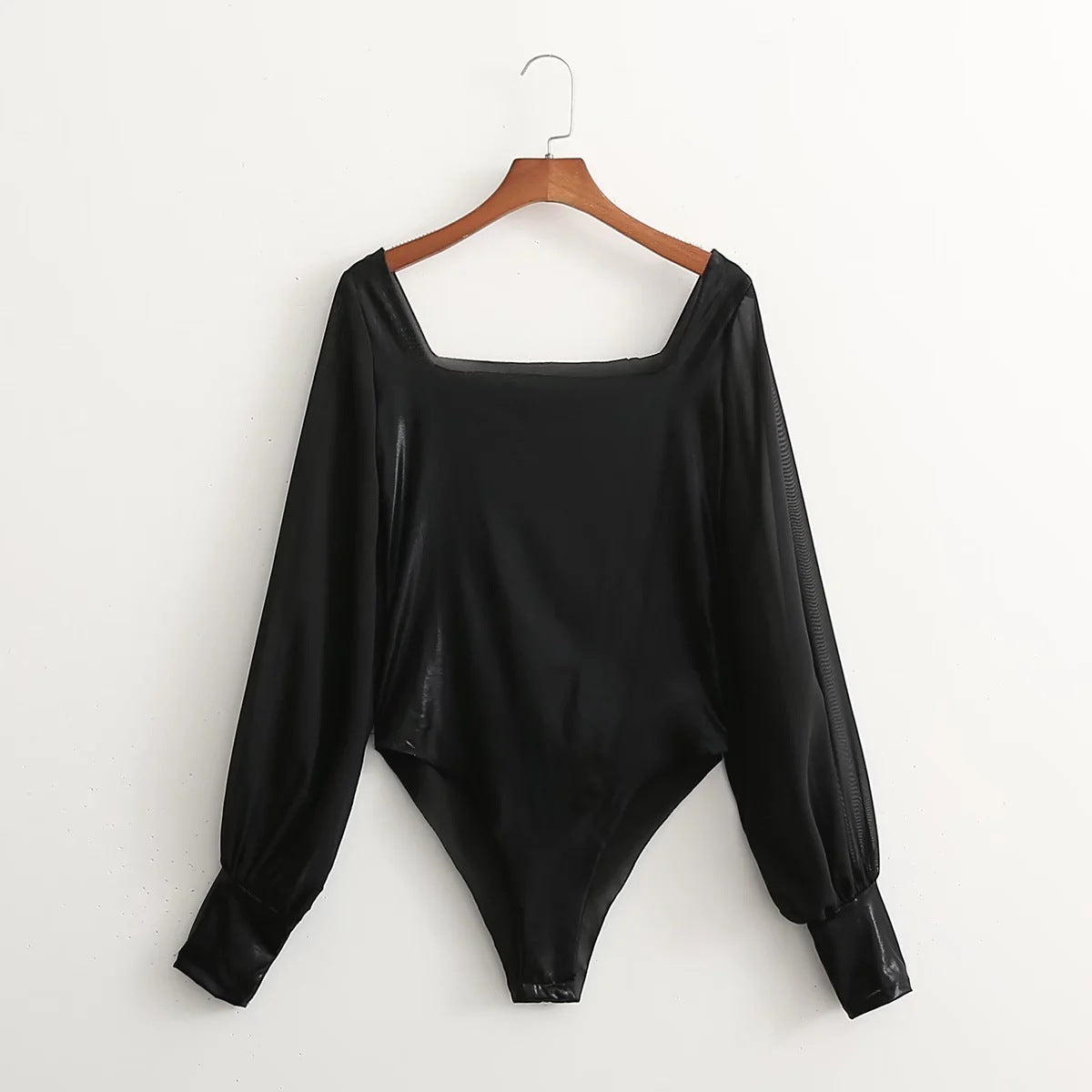 Camisa tipo body de cuero PU con brazo de malla y mangas acampanadas para mujer