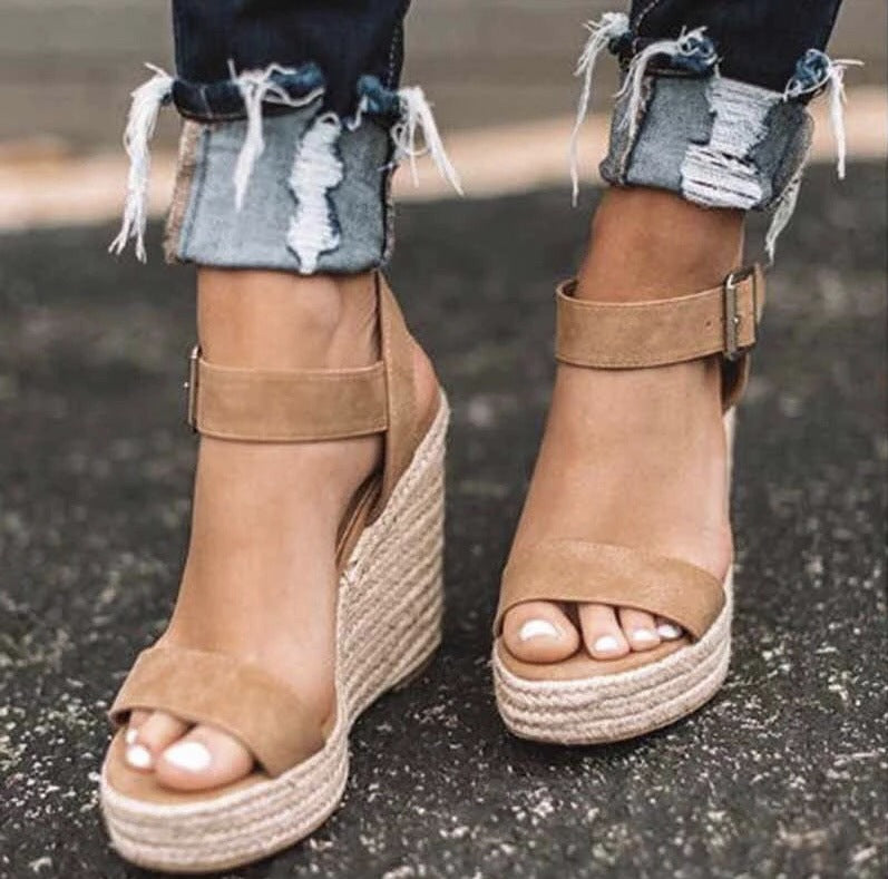 Sandalen mit Blockabsatz aus Schlangenleder und Wildleder