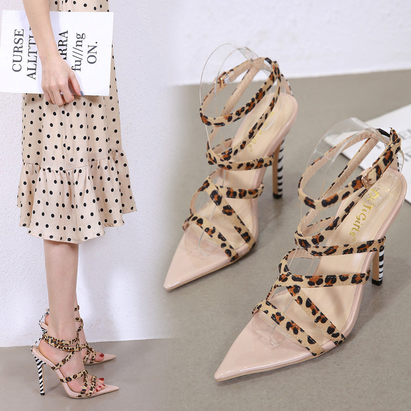 Offene High Heels mit Leopardenmuster und Zebrastreifen-Riemen