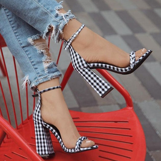 Karierter, asymmetrischer, klobiger High-Heel