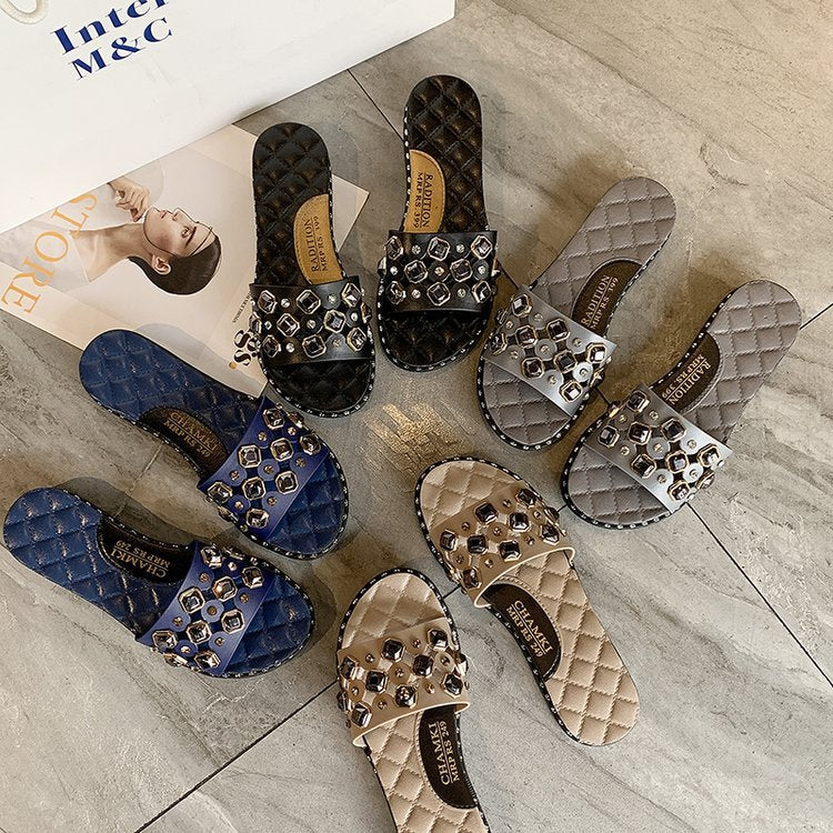 Flache Sandalen mit Schmucksteinen