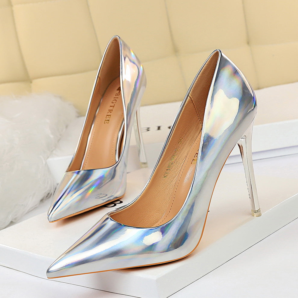 Glänzende Stiletto-Absätze mit spitzer Zehenpartie