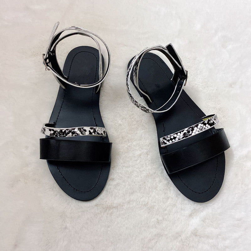 Flache Strandsandalen mit Schlangenlederprägung