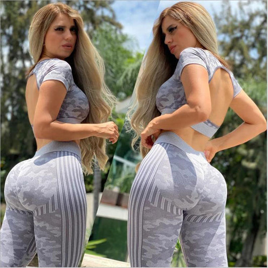 Conjunto de ropa deportiva con recorte y estampado de camuflaje