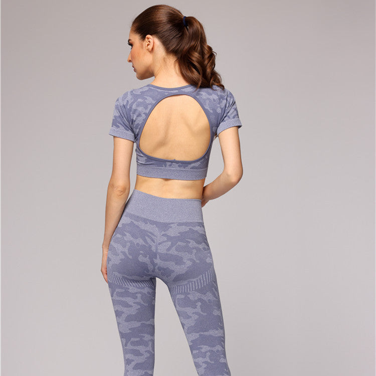 Conjunto de ropa deportiva con recorte y estampado de camuflaje