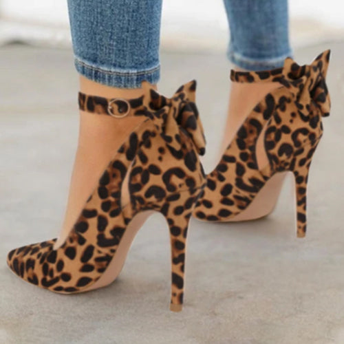 Tacones altos con pajarita