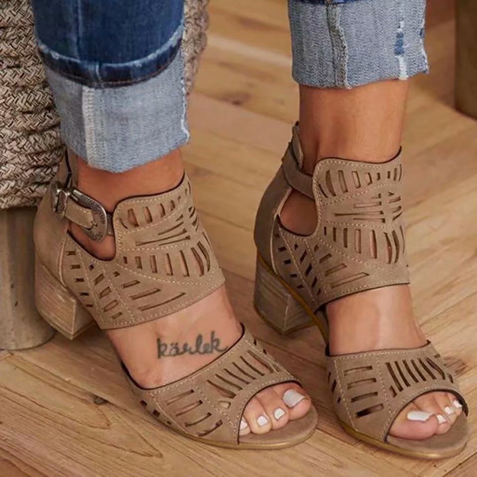 Sandalen mit Blockabsatz und Ausschnitt, Reißverschluss hinten und Schnalle