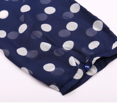 Vestido de mujer con estampado de lunares azules