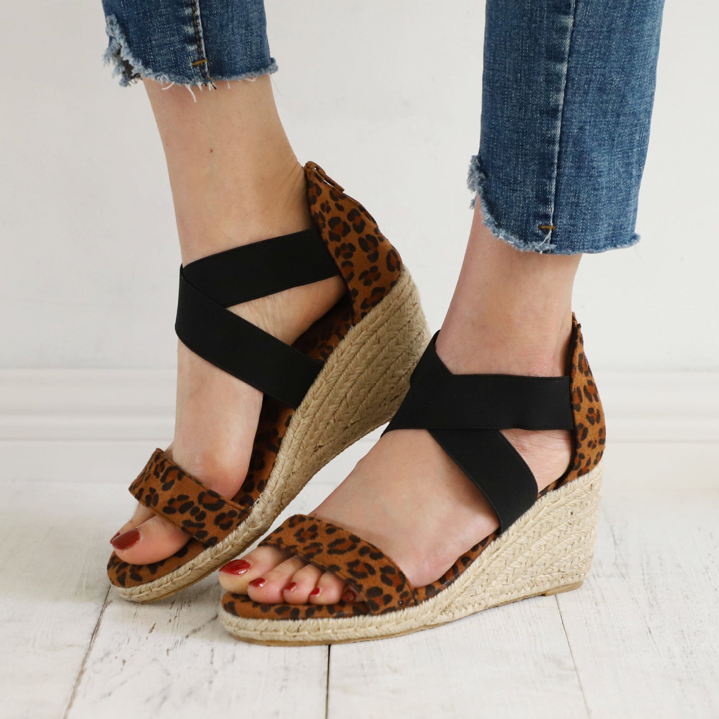 Damen-Sandalen mit kurzem Keilabsatz, Leopardenmuster und einfarbig
