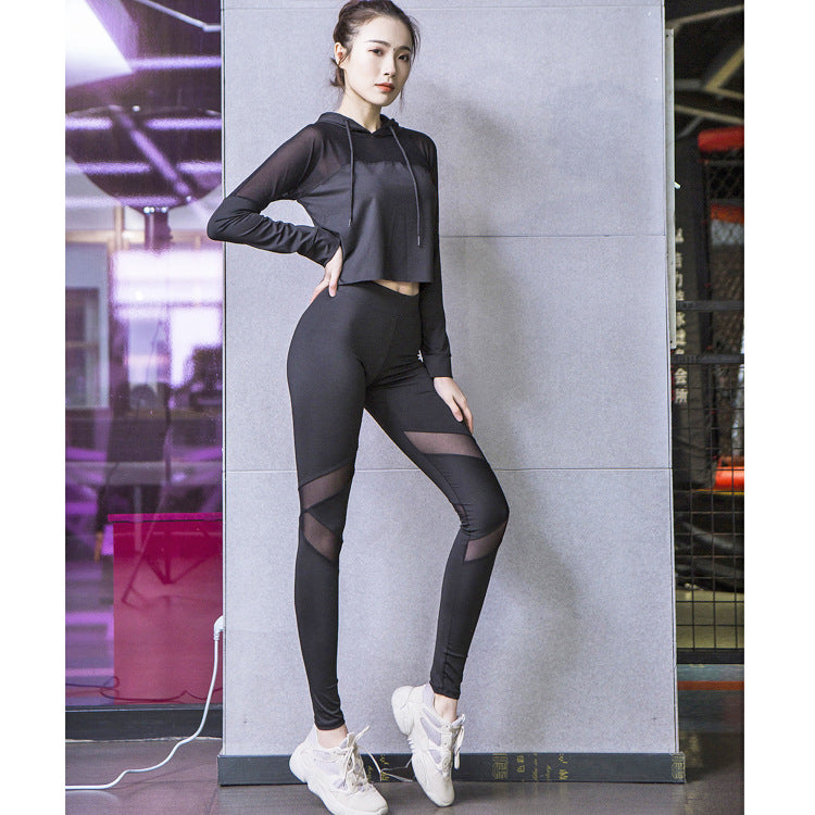 Conjunto de ropa deportiva con capucha y top corto de malla