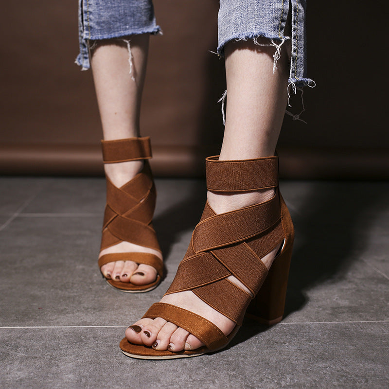 Gekreuzte Sandalen mit elastischen Riemen (Farboptionen)