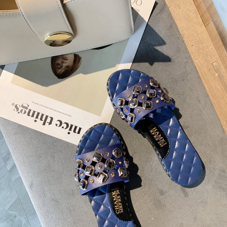 Flache Sandalen mit Schmucksteinen