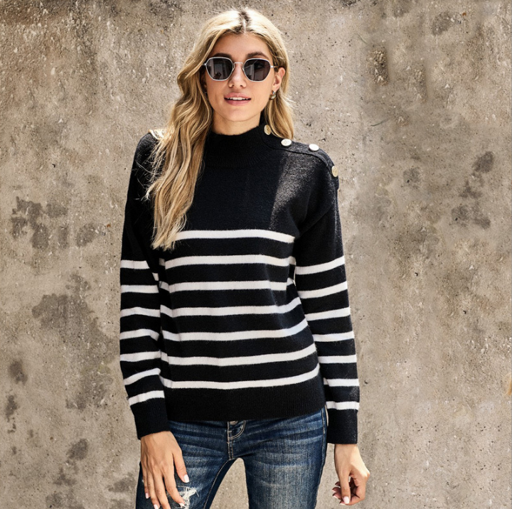 Moderner gestreifter Pullover mit Knopfdetail