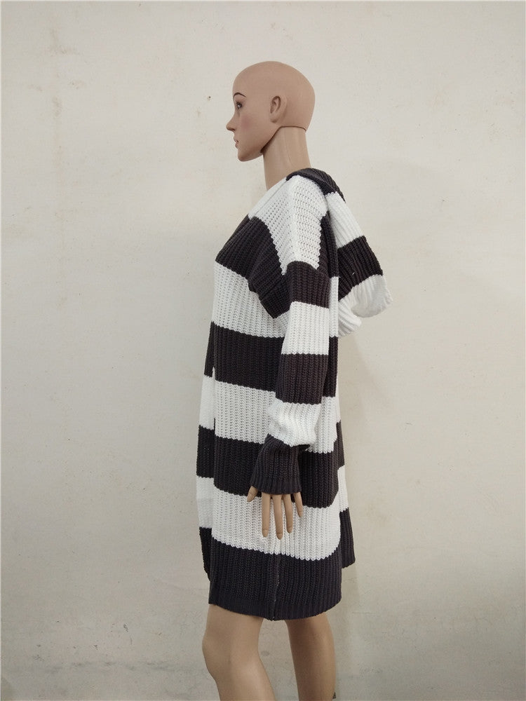 Gestrickte Pulloverjacke mit Kapuze im Farbblockdesign