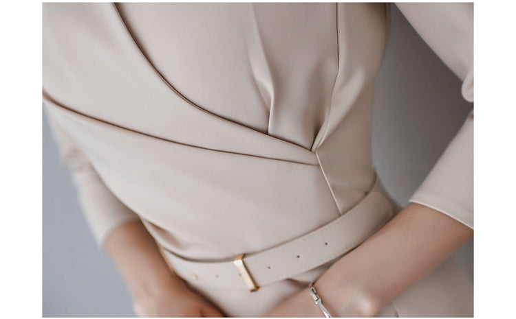 Vestido cruzado profesional en beige con cinturón