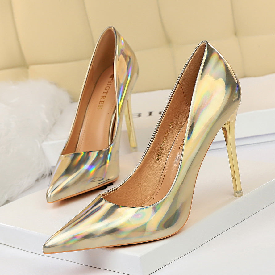 Glänzende Stiletto-Absätze mit spitzer Zehenpartie