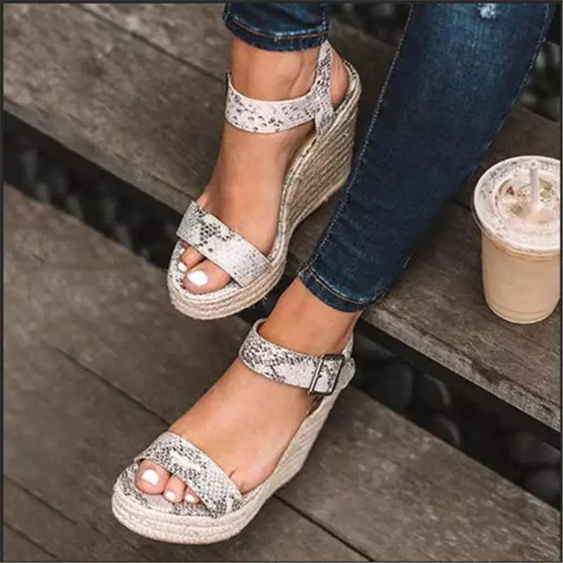 Sandalen mit Blockabsatz aus Schlangenleder und Wildleder