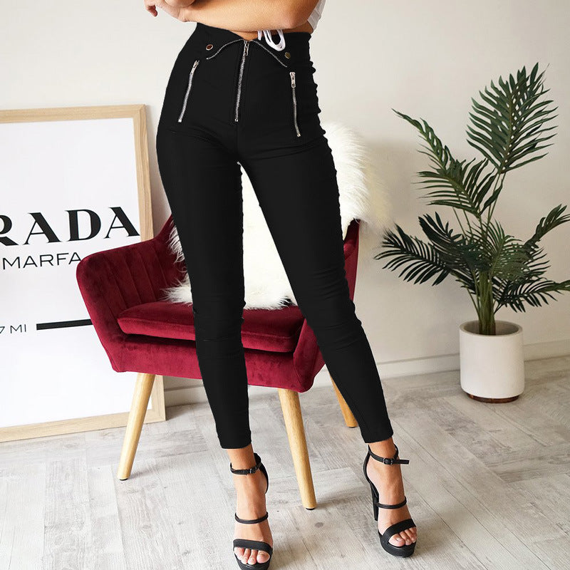 Pantalones negros con cremalleras y tobillos doblados