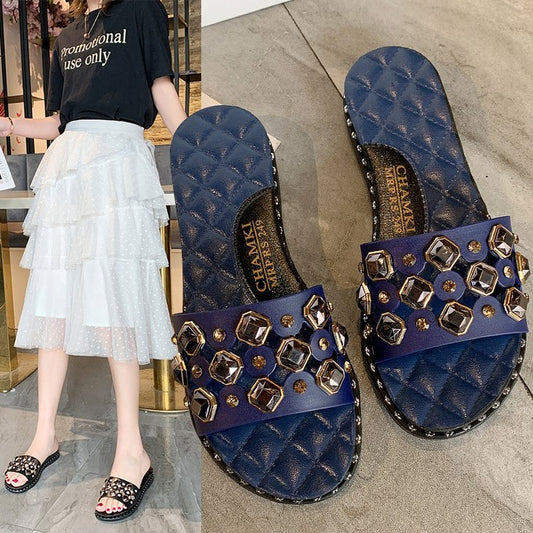 Flache Sandalen mit Schmucksteinen