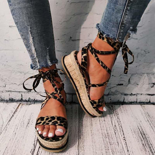 Sandalia con tiras y estampado de leopardo