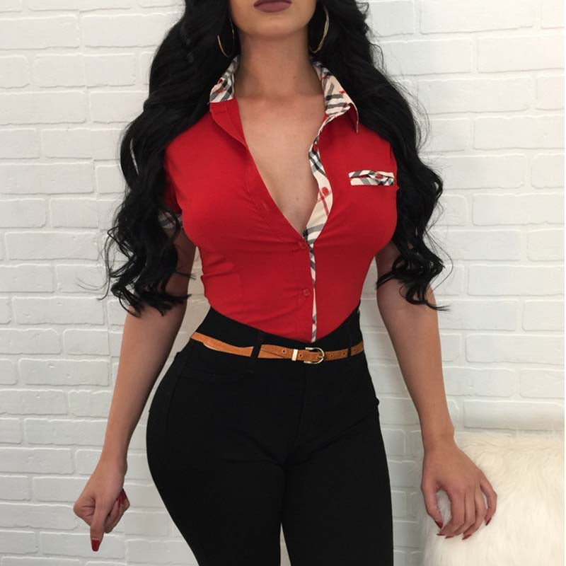 Camisa con cuello elegante y detalle de costura a cuadros