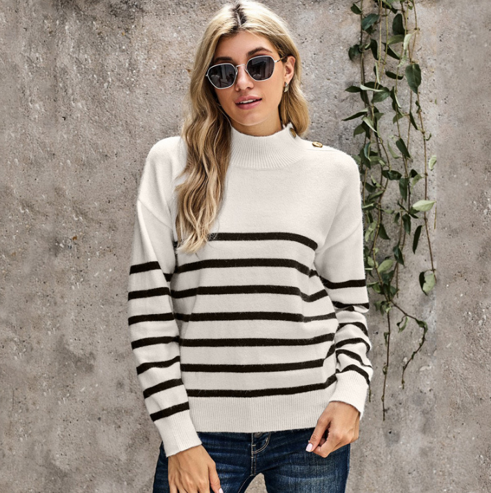 Moderner gestreifter Pullover mit Knopfdetail