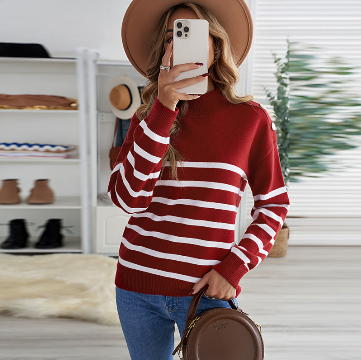 Moderner gestreifter Pullover mit Knopfdetail