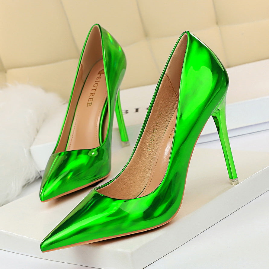 Glänzende Stiletto-Absätze mit spitzer Zehenpartie