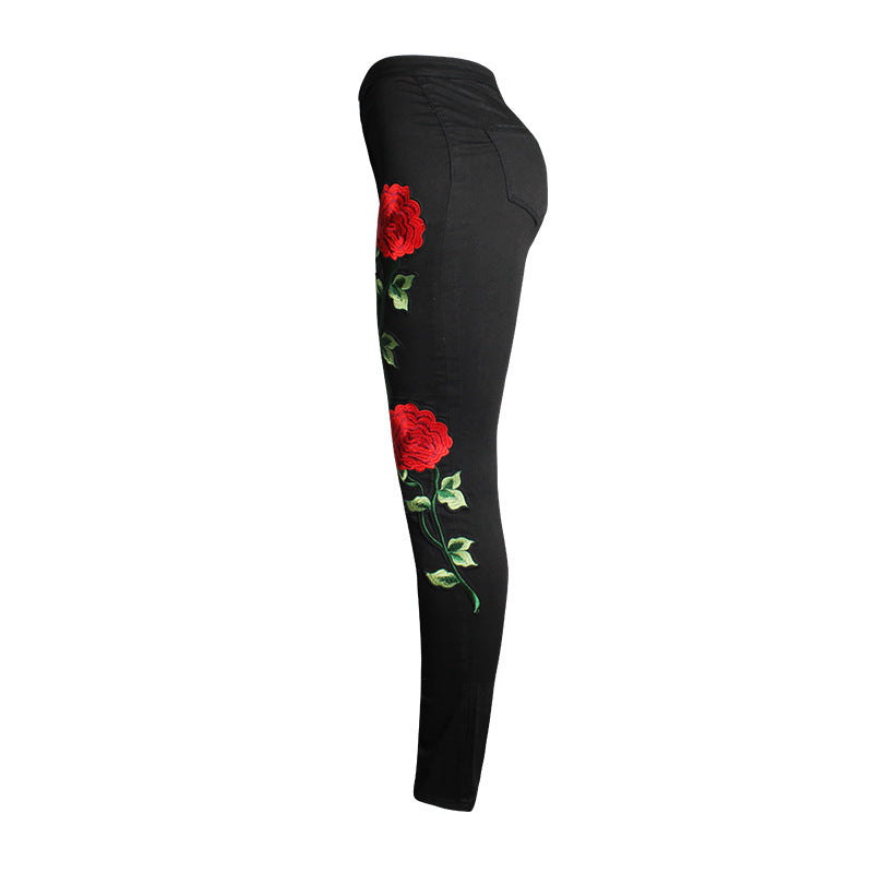 Vaqueros negros ajustados con bordado de rosas