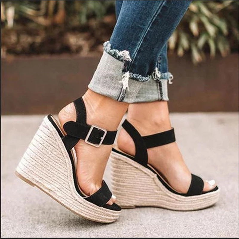 Sandalen mit Blockabsatz aus Schlangenleder und Wildleder