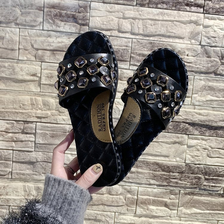 Flache Sandalen mit Schmucksteinen