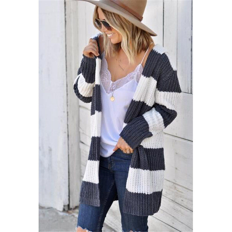 Gestrickte Pulloverjacke mit Kapuze im Farbblockdesign