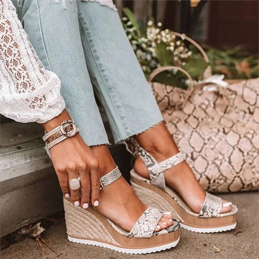 Sandalen mit Blockabsatz aus Schlangenleder und Wildleder