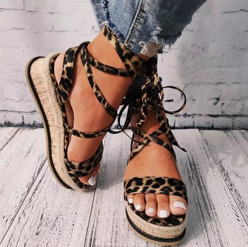 Sandalia con tiras y estampado de leopardo