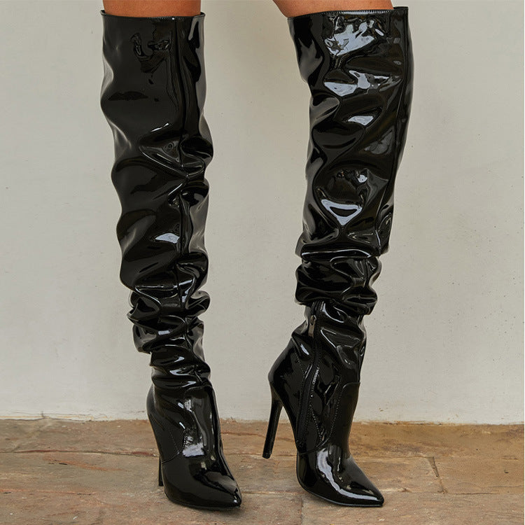Kniehohe Stiefel mit spitzer Zehenpartie