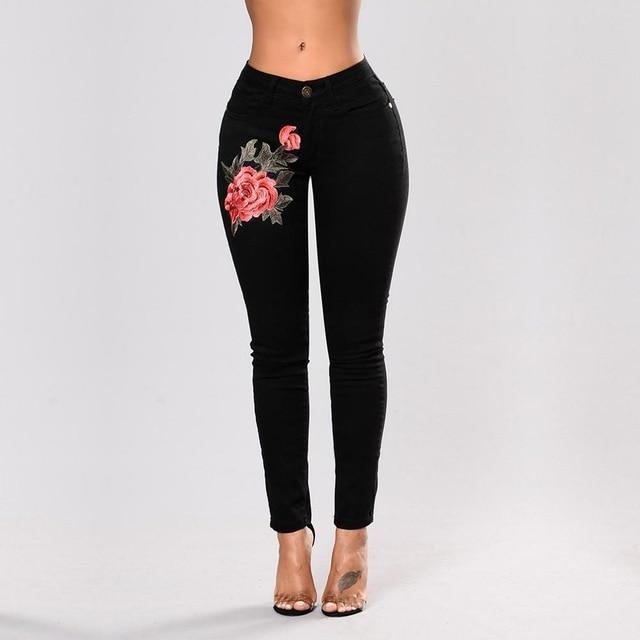 Jeans De Mezclilla Con Flores Azules Bordadas
