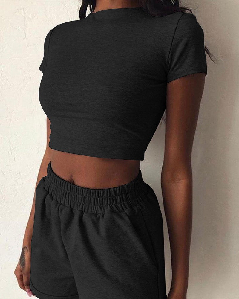 Conjunto de ropa deportiva corta y crop top