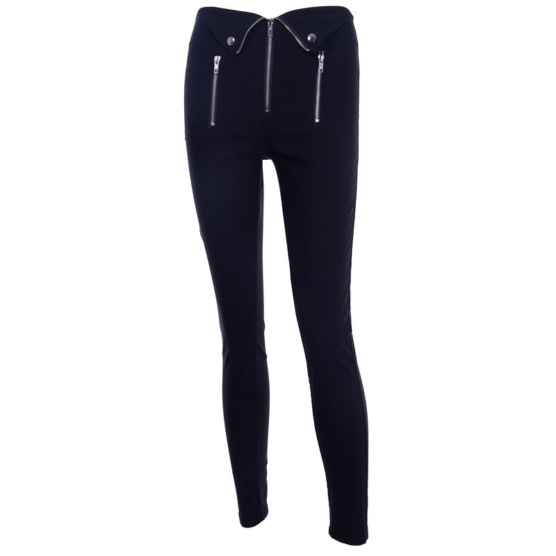 Pantalones negros con cremalleras y tobillos doblados
