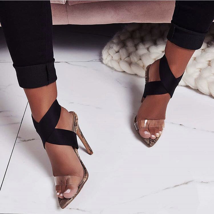 High Heels mit transparenter Zehenpartie und Schlangenmuster
