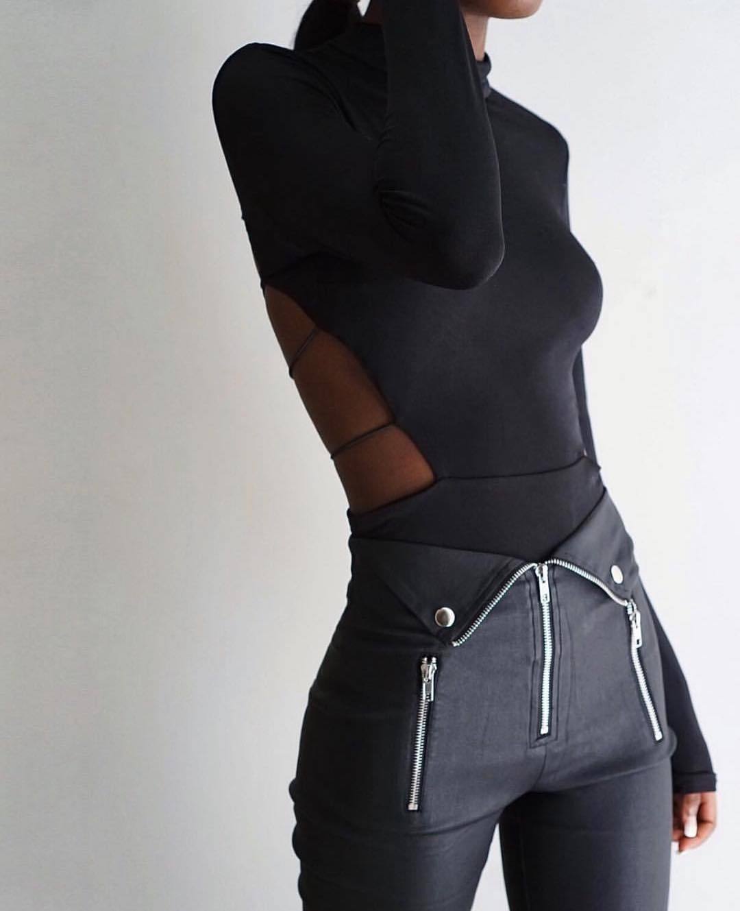 Pantalones negros con cremalleras y tobillos doblados
